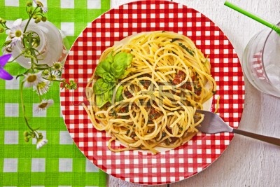 Fotografía real de espaguetis con pesto de pecorino espaguetis con pesto de pecorino